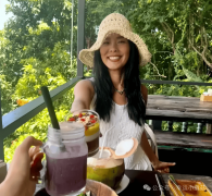 61岁韦唯泰国现居！养水牛种水稻逆龄30岁网友：